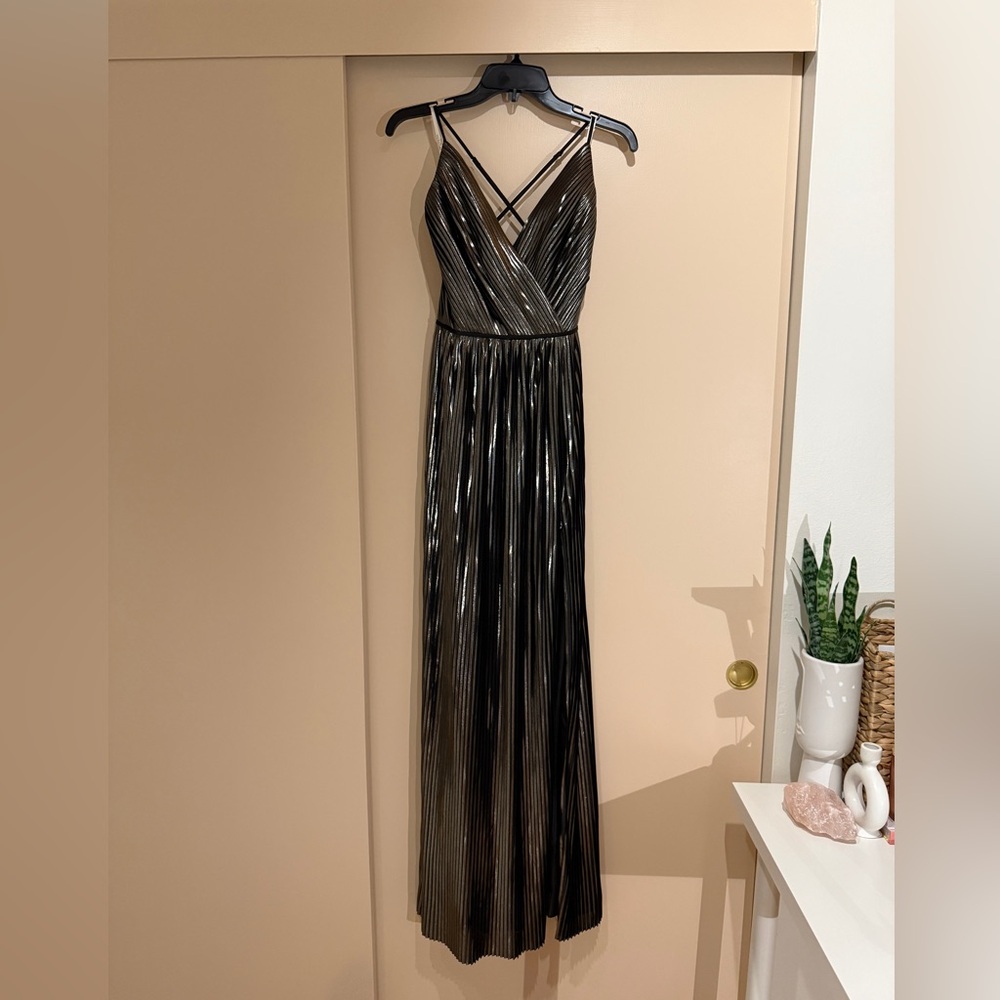 Galina Signature | Metallic Pleated A-Line with Slit | Black & Gold Size 4 (NWT)